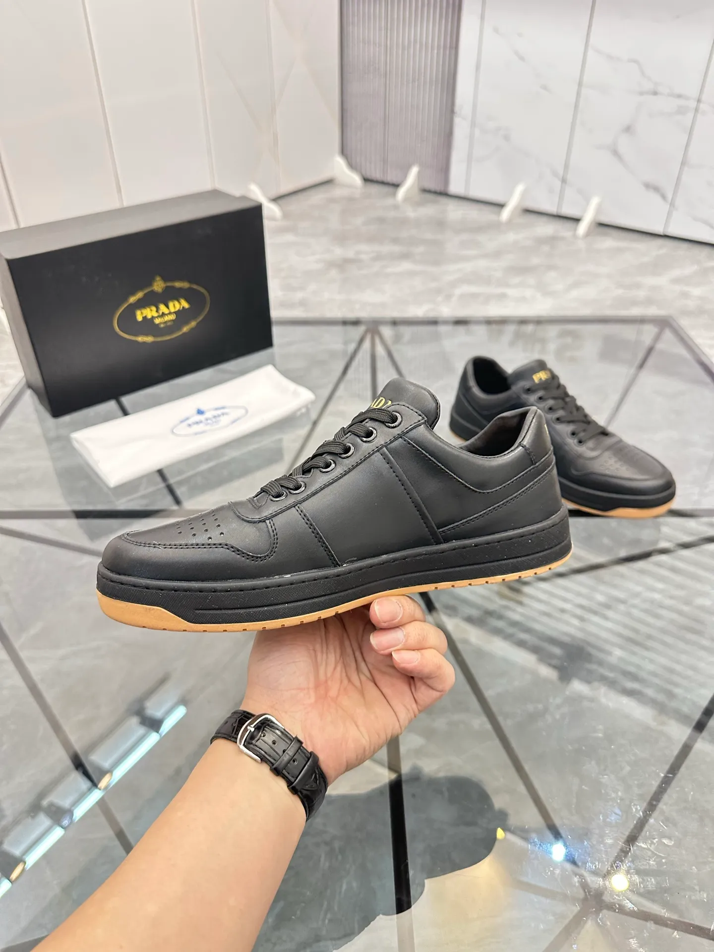 Men's shoes: 💰P400¥ Product trademark: Prada *"Prada*" low-top casual shoes Regular size: 38-44 (can be customized to 45) Product materials: imported cowhide upper, sheepskin lining, original outsole. Number: 020